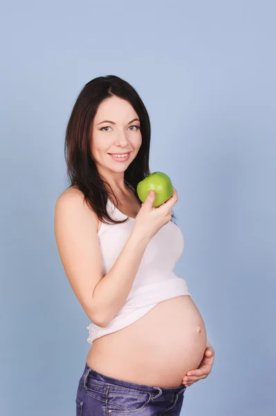 Mujer embarazada y manzana — Foto de Stock