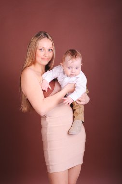 Kız holding bebek