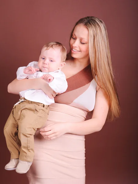 Vrouw bedrijf jongen — Stockfoto