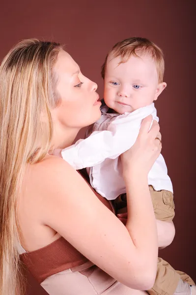 Woman kissing boy — Stock Photo, Image