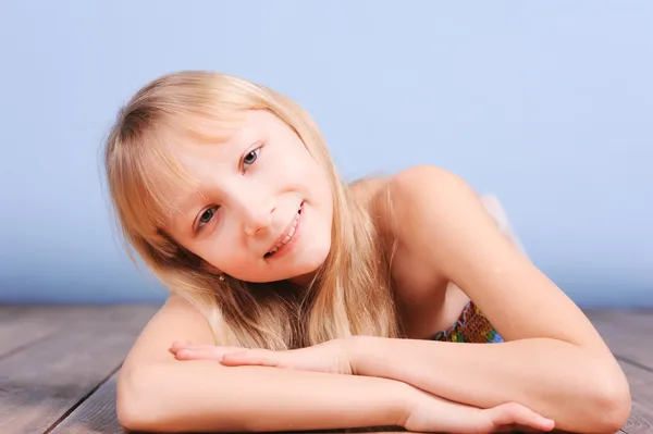 Girl lying on the floor — Stock Photo, Image