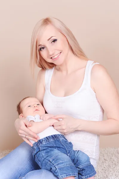 Madre sosteniendo bebé — Foto de Stock