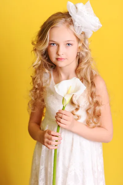 オランダカイウ花を保持している女の子 — ストック写真