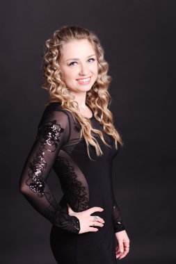 Siyah elbiseli kadın.