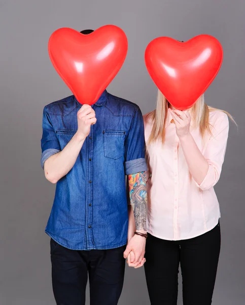 Par med hjerteballonger – stockfoto