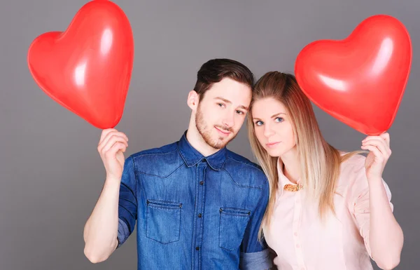 Pareja sosteniendo globos de corazón —  Fotos de Stock