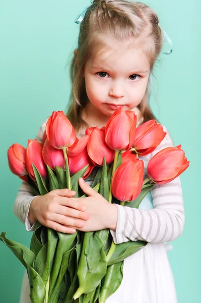 Dívka hospodářství tulipány — Stock fotografie