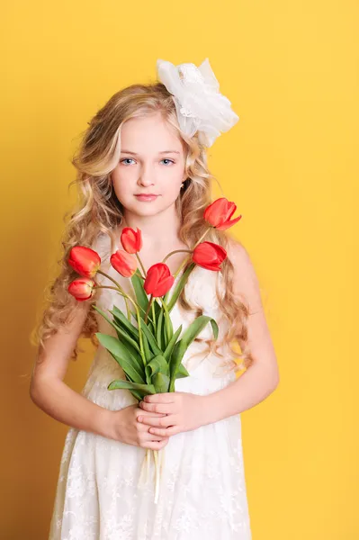 Dívka hospodářství červené tulipány — Stock fotografie