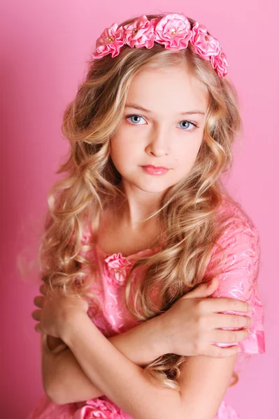 Girl wearing floral wreath — Stock Photo, Image