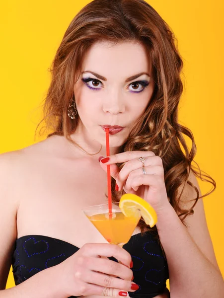 Frau trinkt Cocktail — Stockfoto