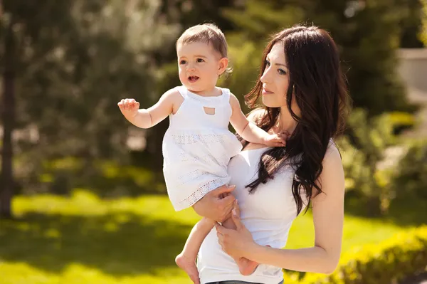 Madre che tiene il bambino — Foto Stock