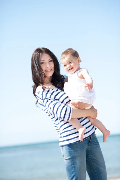 Woman holding baby — Stock Photo, Image