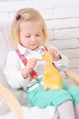 ördek ile oturan kız