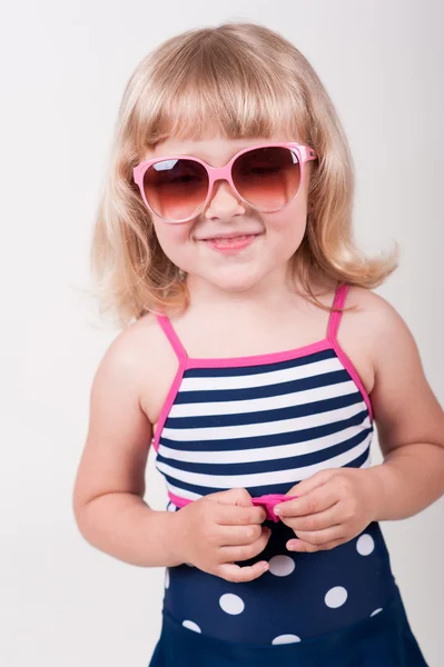 Bébé fille en lunettes de soleil — Photo