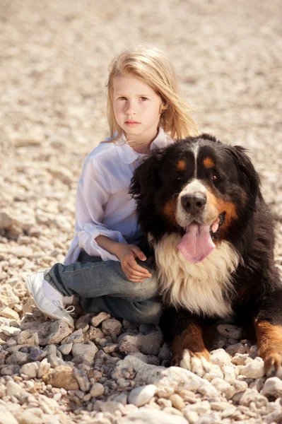 Petite fille avec chien — Photo