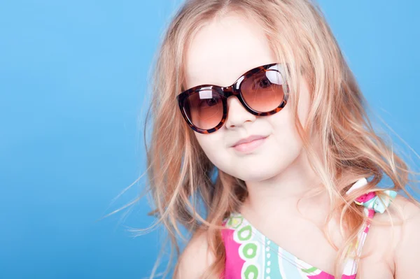 Niña en gafas de sol — Foto de Stock