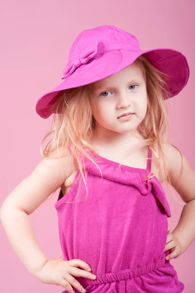Маленькая девочка в шляпе — стоковое фото