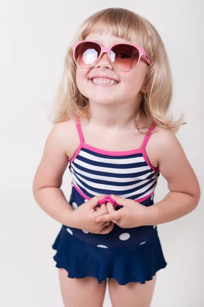 Güneş gözlüklü kız bebek — Stok fotoğraf