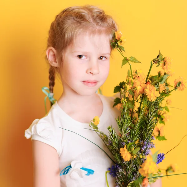 Menina segurando flores prado — Fotografia de Stock