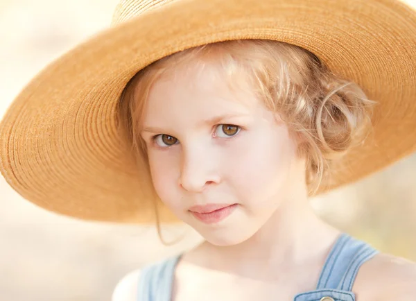 Flickan bär hatt — Stockfoto