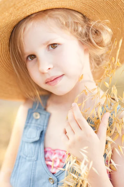 Dítě dívka, která nosí klobouk — Stock fotografie