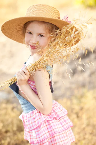 Het dragen van hoed meisje jongen — Stockfoto