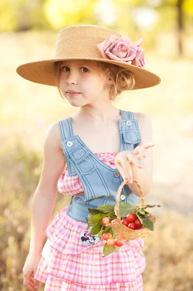 Menina segurando cesta com cerejas — Fotografia de Stock