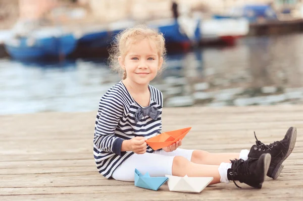 Fille tenant bateau en papier — Photo