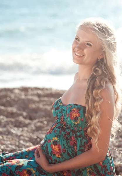 Pregnant woman at beach — Stock Photo, Image