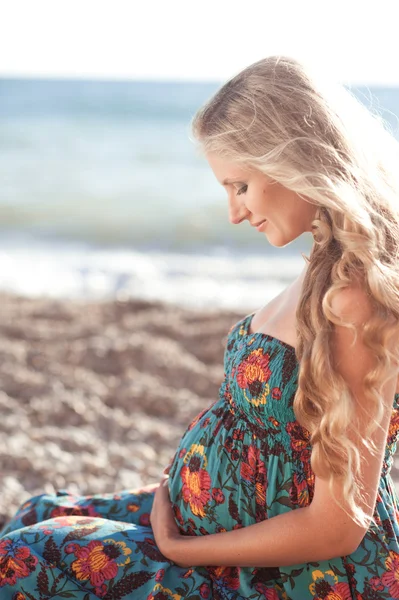 Pregnant woman at beach — Stock Photo, Image