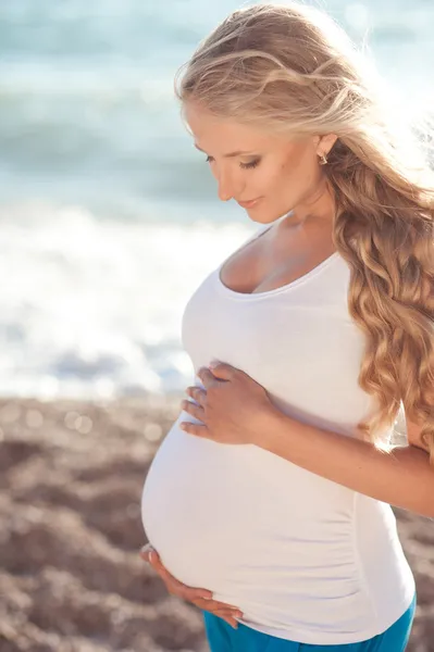 Femme enceinte à la plage — Photo