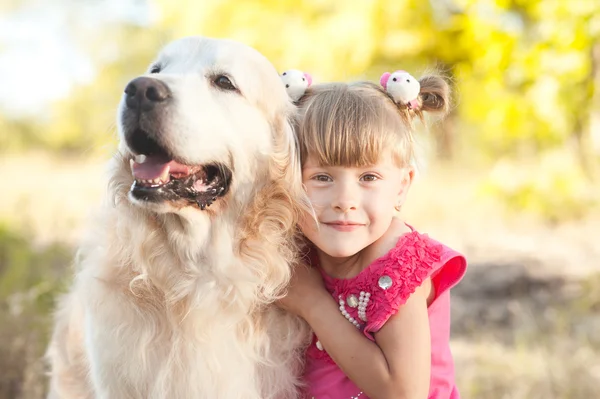 Chica sosteniendo labrador — Foto de Stock