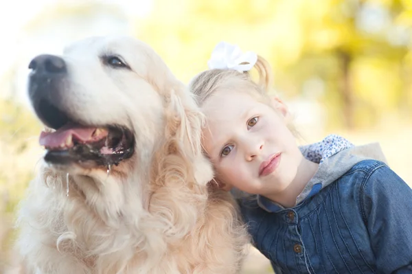 Menina segurando labrador — Fotografia de Stock