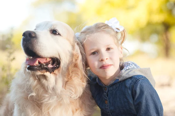 Dziewczynka gospodarstwa labrador — Zdjęcie stockowe