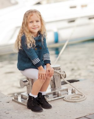 Deniz kıyısında oturan kız