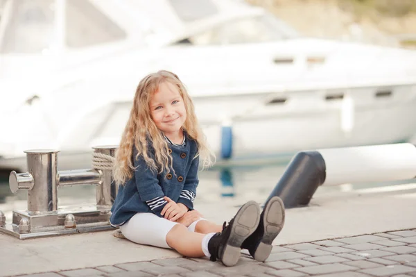 Dívka sedící na nábřeží — Stock fotografie