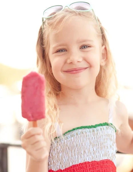 Girl holding ice cream — Stock Photo, Image