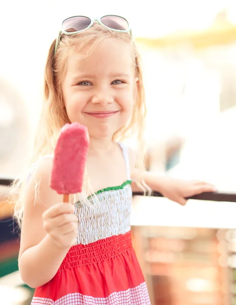 Dívka držící zmrzlinu — Stock fotografie
