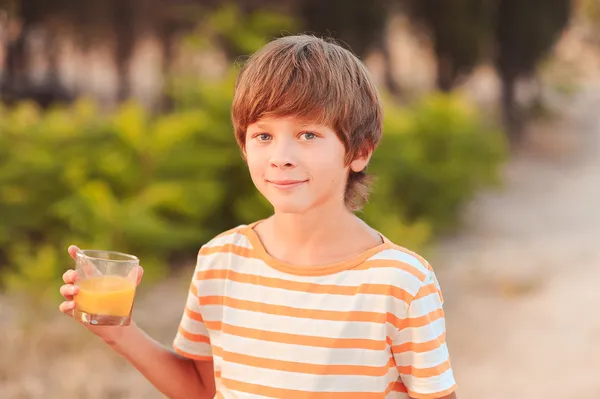 Menino segurando suco — Fotografia de Stock