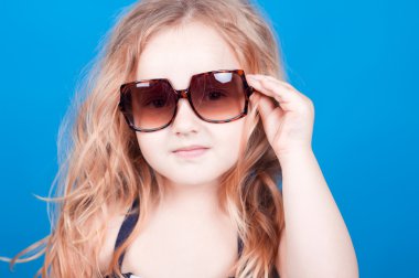güneş gözlüğü takan kız
