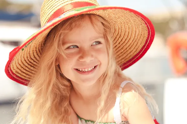 Dívka na sobě klobouk — Stock fotografie