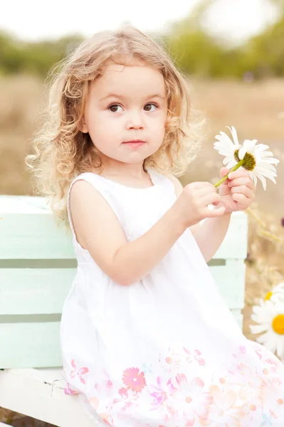 Ragazza che tiene fiore — Foto Stock