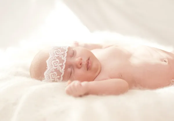 Niña durmiendo en la cubierta de punto —  Fotos de Stock