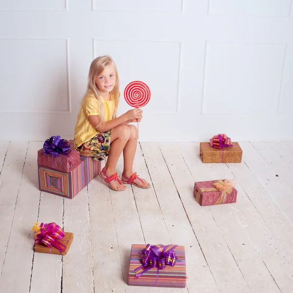 Meisje eten lolly — Stockfoto