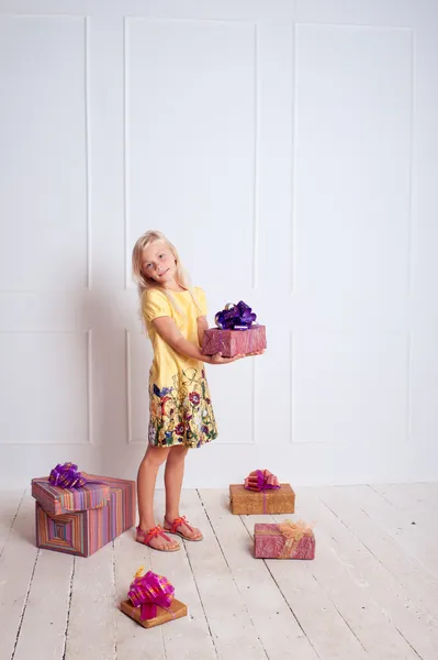 Chica celebración cumpleaños regalos —  Fotos de Stock