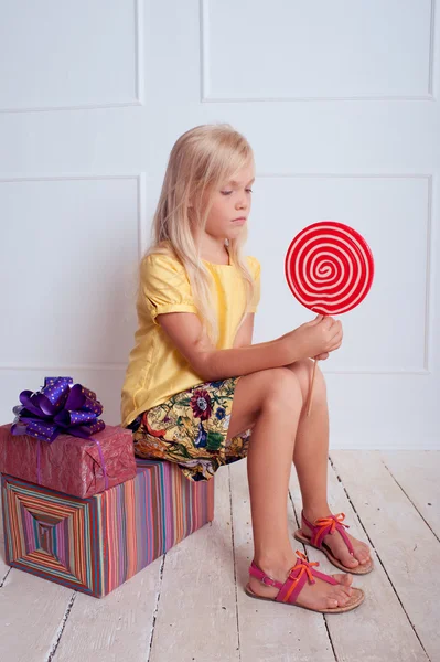 Menina comendo pirulito — Fotografia de Stock