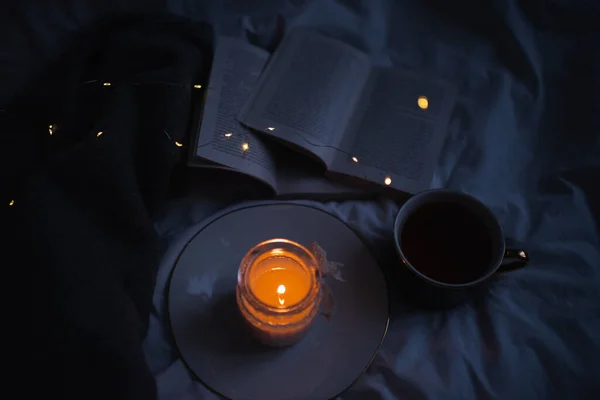 Καμένο Αρωματικό Κερί Κεραμικό Δίσκο Ανοιχτό Χάρτινο Βιβλίο Και Πλεκτό Φωτογραφία Αρχείου