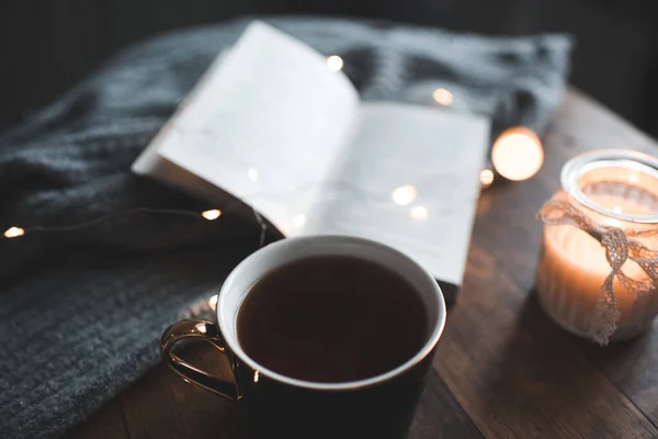 Tasse Frisch Gepressten Balck Kaffees Mit Aufgeschlagenem Papierbuch Und Brennender — Stockfoto