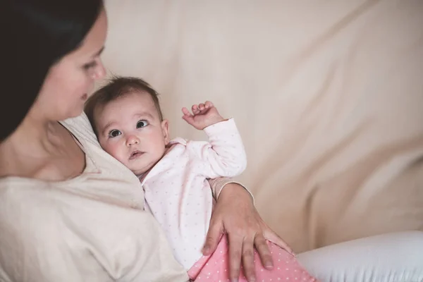 Een Vrouw Met Een Baby Draagt Een Pyjama Liggend Hand — Stockfoto