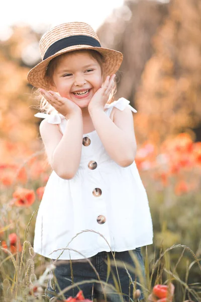 Carino Divertente Bambina Anni Indossare Cappello Paglia Bianco Vestito Estivo — Foto Stock